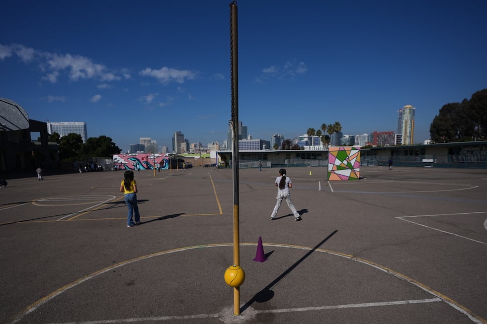 Algunos niños juegan en un patio de recreo en la escuela Perkins --la cual cubre desde el...