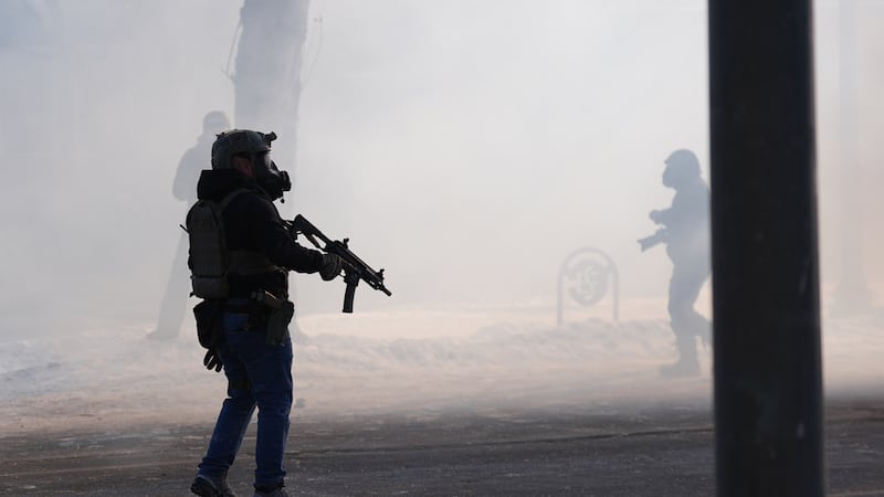 Agentes federales de inmigración lanzan gas lacrimógeno tras un tiroteo en Minneapolis, el...