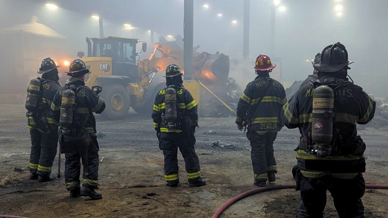 Bomberos de Maple Heights combaten incendio en almacén durante la madrugada