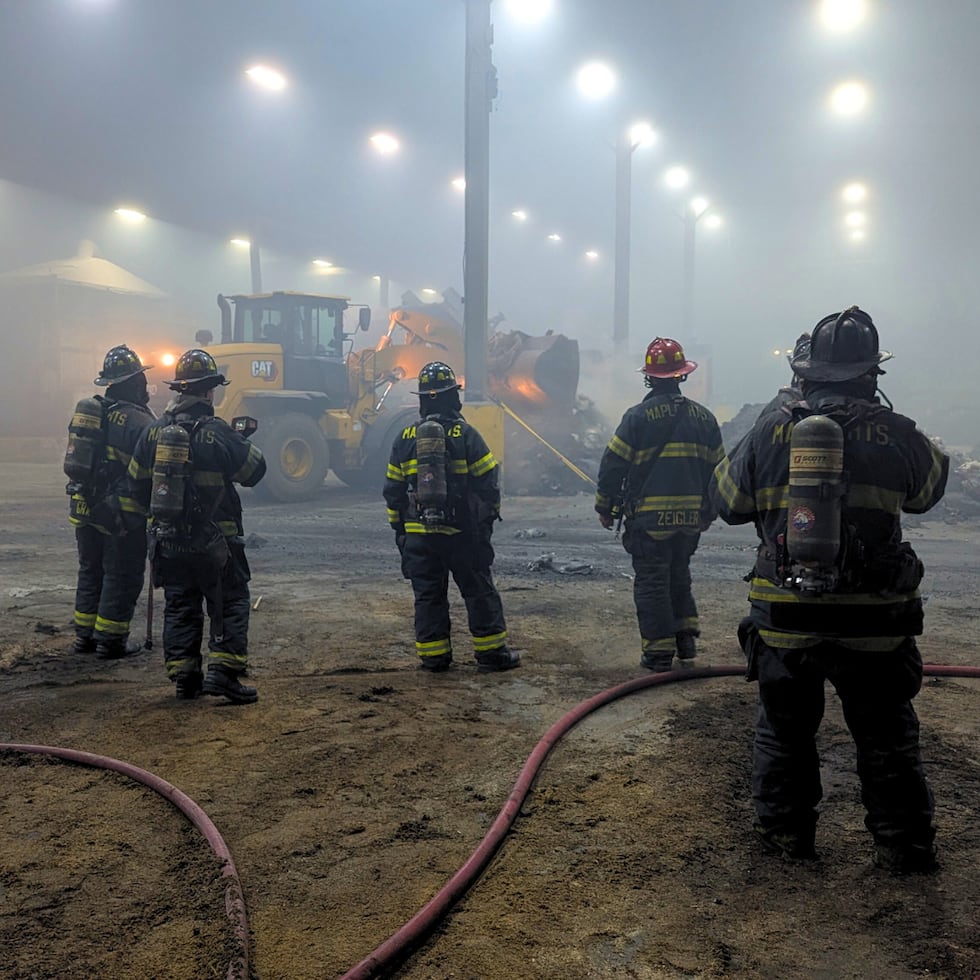 Bomberos de Maple Heights combaten incendio en almacén durante la madrugada