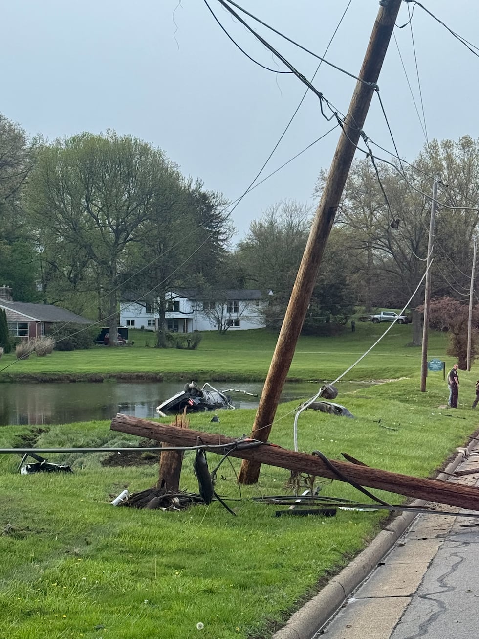 3 personas expulsadas de un auto volcado tras caer en un estanque en Canton (Departamento de...
