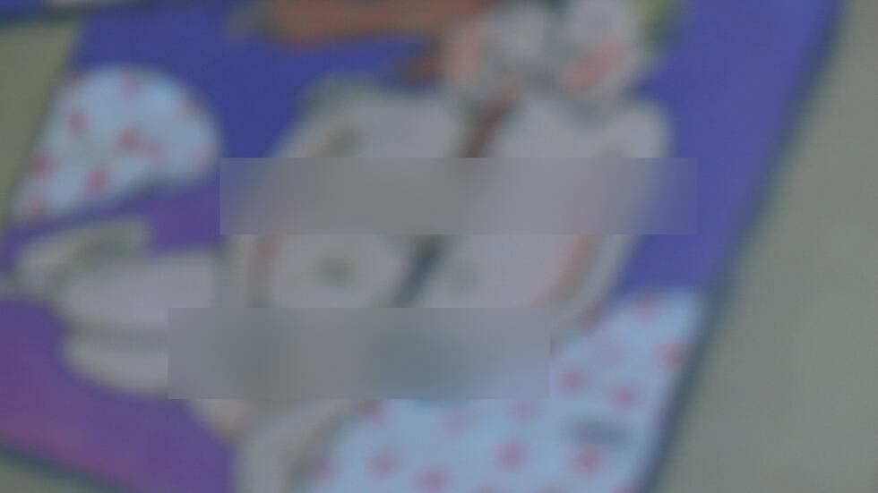 Las imágenes del libro generan preocupación entre los padres.