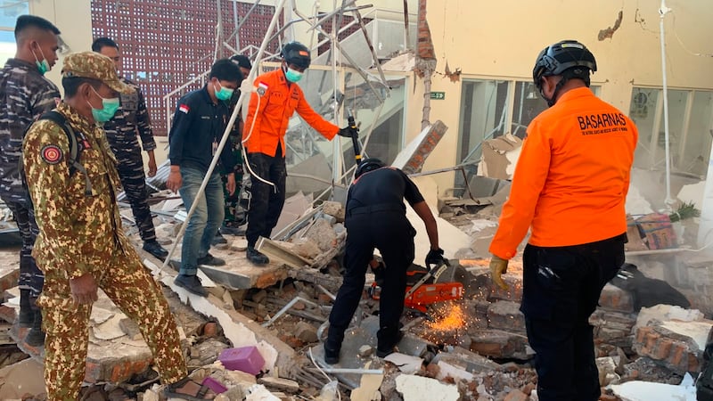 En esta fotografía difundida por la Agencia Nacional de Búsqueda y Rescate (BASARNAS) de...