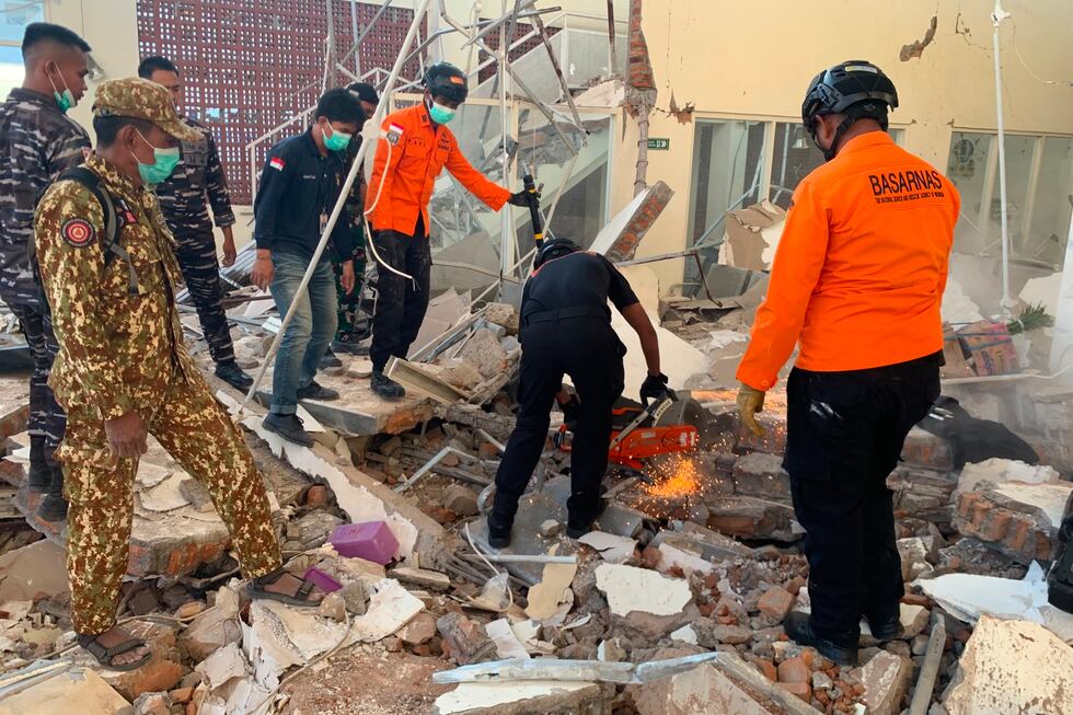En esta fotografía difundida por la Agencia Nacional de Búsqueda y Rescate (BASARNAS) de...