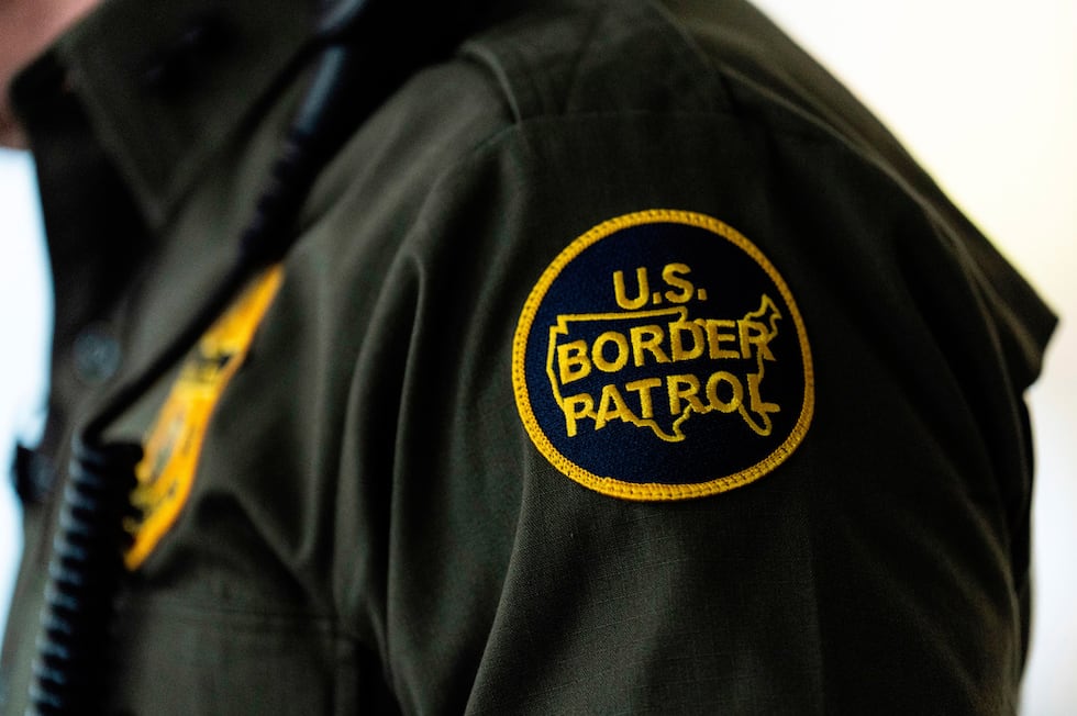 La insignia de la Patrulla Fronteriza en la chaqueta de Gregory Bovino, director de agentes de...