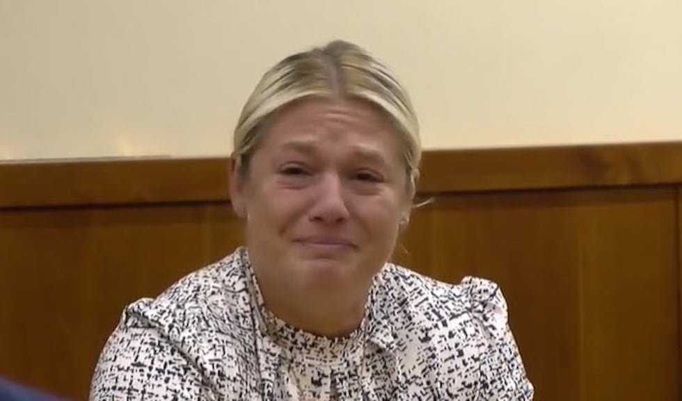 La oficial de policía de Middletown, Jamie Patterson, rompió en llanto durante su testimonio...