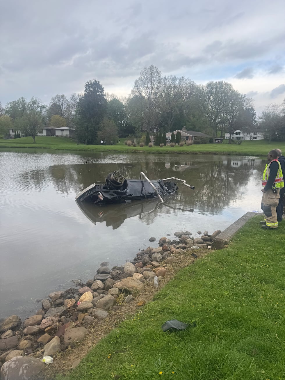 3 personas expulsadas de un auto volcado tras caer en un estanque en Canton (Departamento de...