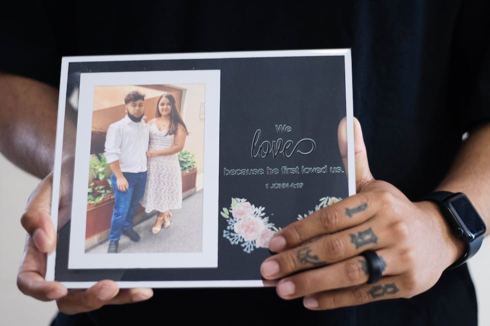 ARCHIVO - Hedar Leonel Turcios Juárez, sargento del Ejército de Estados Unidos, sostiene una...