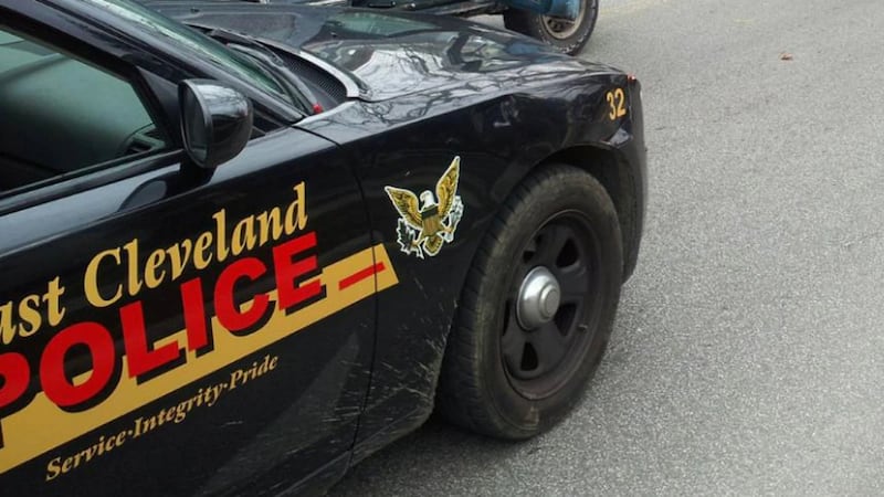 Dos ex policías de east Cleveland se declararon culpables el miércoles en el tribunal de...