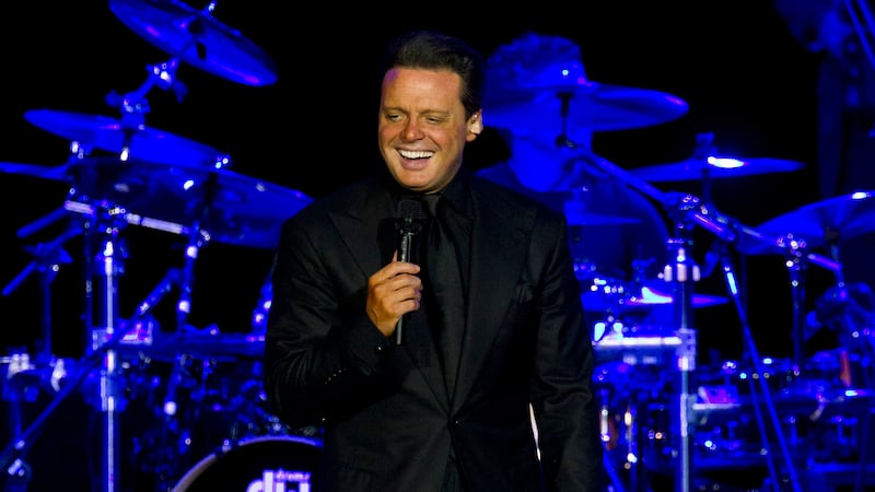 ARCHIVO - Esta foto de archivo del 11 de marzo de 2012 muestra al cantante mexicano Luis...