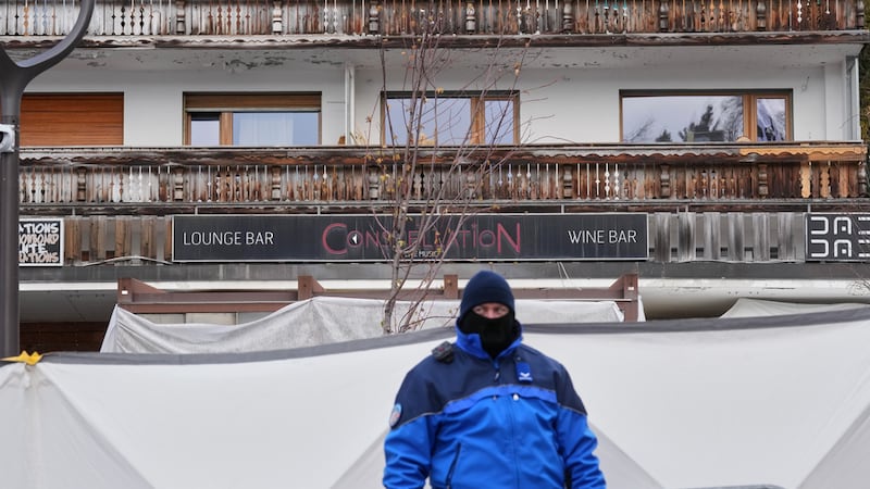 La fachada del bar Le Constellation, escenario de un letal incendio, cubierta por plásticos,...