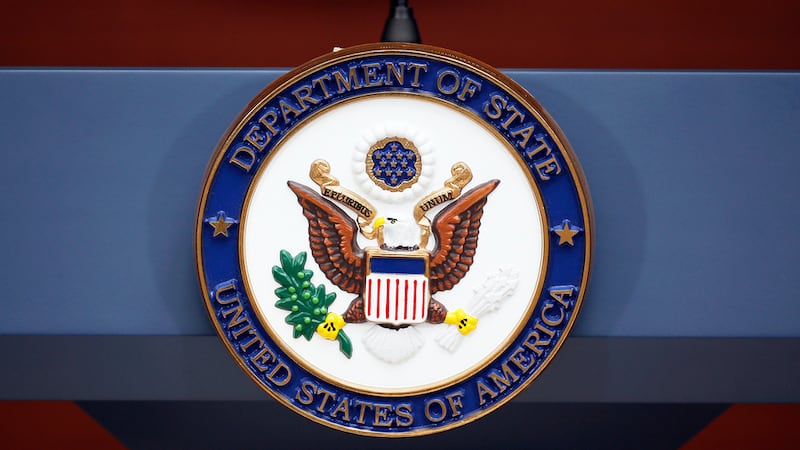 ARCHIVO - El sello del Departamento de Estado en la agencia de pasaportes de Washington, el 12...