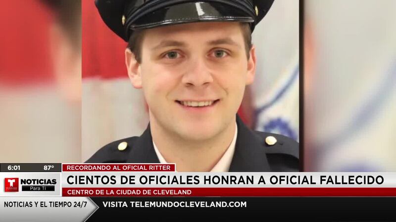 Cientos de oficiales de la policía asistieron esta mañana el servicio de honor para el oficial...