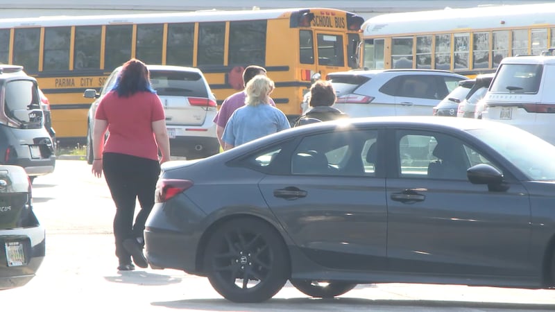 Perros de terapia y consejeros recibieron a estudiantes en horario modificado mientras padres...