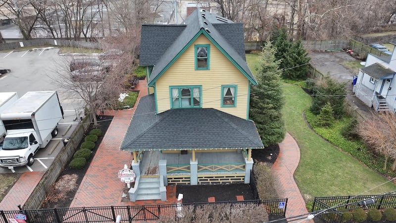 La icónica casa de “Christmas Story” recibe techo nuevo