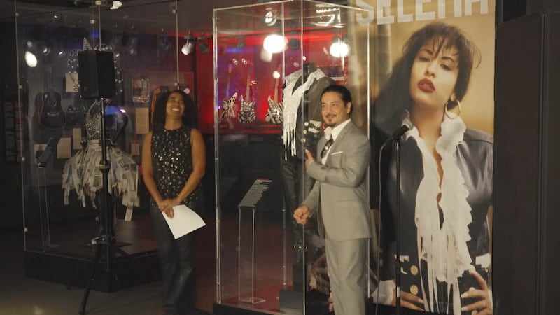 Chris Pérez visita el Rock & Roll Hall of Fame de Cleveland durante la presentación de un...