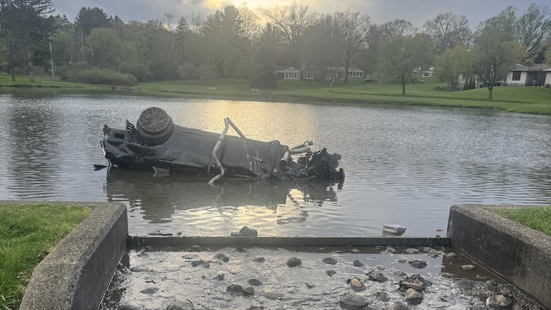 3 personas expulsadas de un auto tras volcar y caer en un estanque en Canton