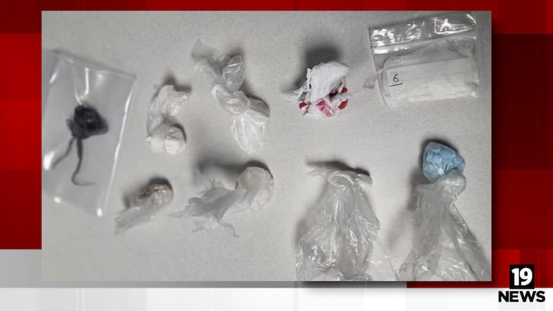 Los detectives dicen que encontraron presunto fentanilo, cocaína y crack.