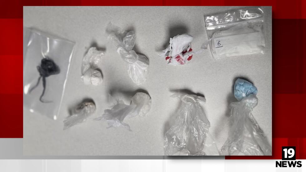 Los detectives dicen que encontraron presunto fentanilo, cocaína y crack.