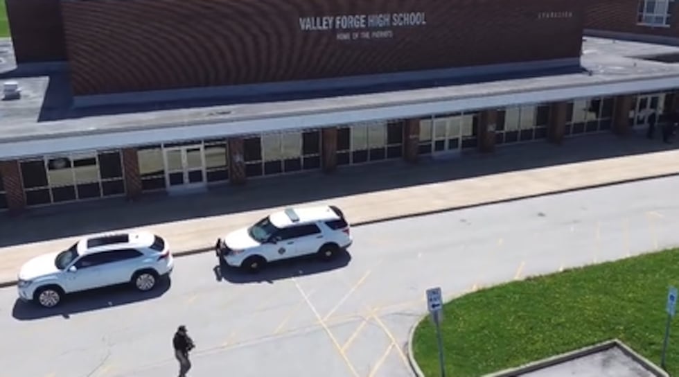 Decenas de equipos de emergencia se despliegan en la escuela secundaria Valley Forge en Parma...