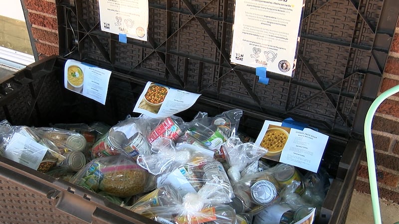 Afuera de la cafetería Dahlia Coffee hay una caja con bolsas llenas de ingredientes para una...