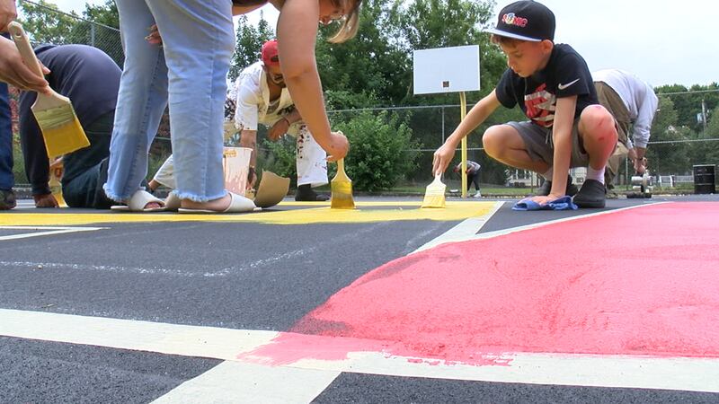 Parque en Clark-Fulton recibe nueva capa de pintura por voluntarios