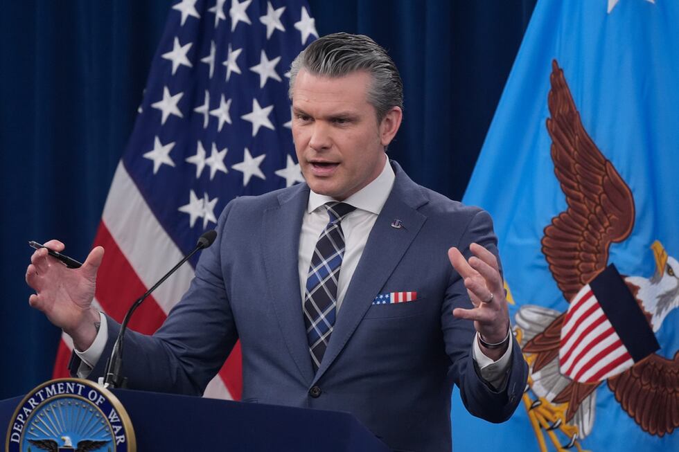 El secretario de Defensa, Pete Hegseth, habla con los medios de comunicación durante una rueda...
