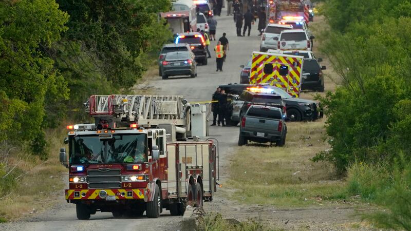 La escena cuando hallaron el camión con los migrantes en San Antonio el pasado 27 de junio