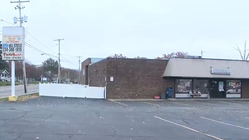 Policía de Akron dispara a un hombre que apuntaba con una pistola semiautomática a civiles