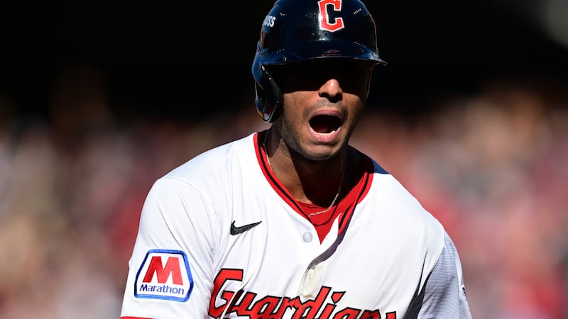 Brayan Rocchio, de los Cleveland Guardians, reacciona mientras recorre las bases después de...