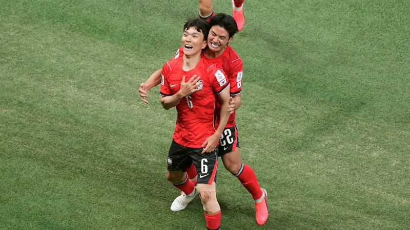 Hwang In-beom (izquierda) celebra con SEol Young-woo, luego de anotar ante República Checa en...