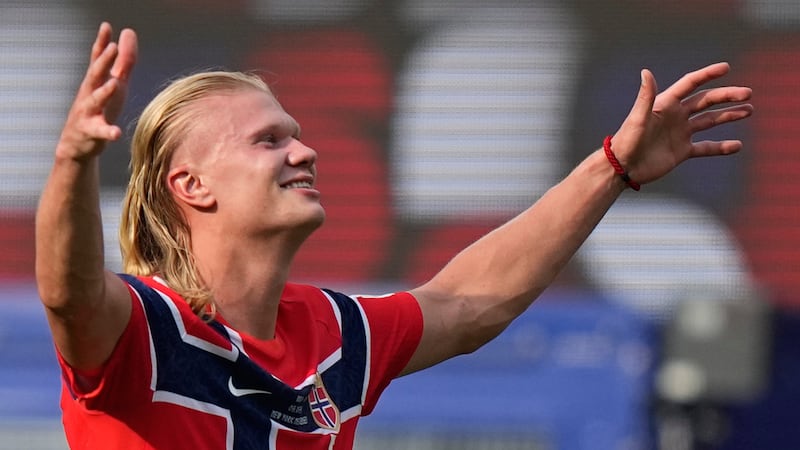 Erling Haaland, de la selección de Noruega, festeja luego de conseguir el segundo tanto ante...