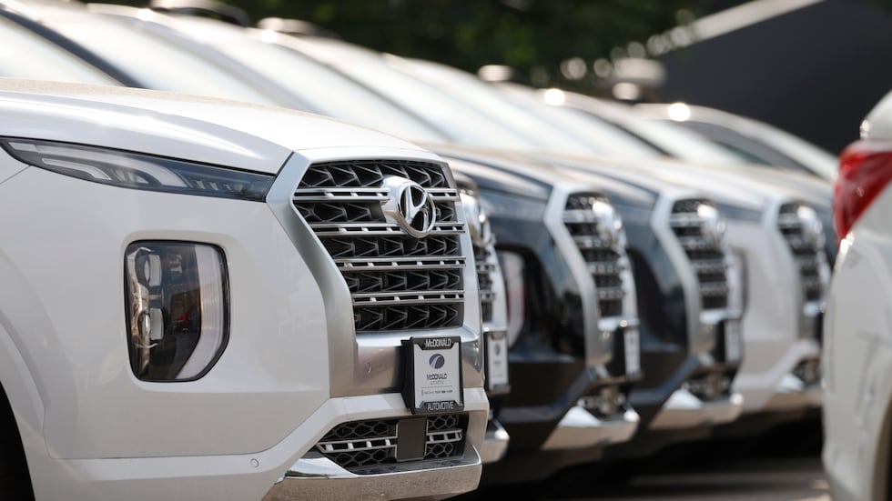 Camionetas deportivas utilitarias (SUV) Hyundai Palisade 2020 sin vender se encuentran en un...