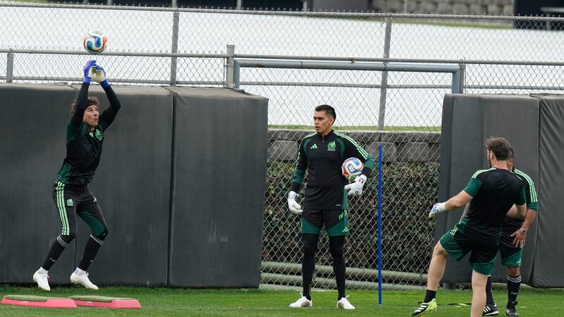 El portero de México Guillermo Ochoa enrena en la Ciudad de México el 10 de junio del 2026....