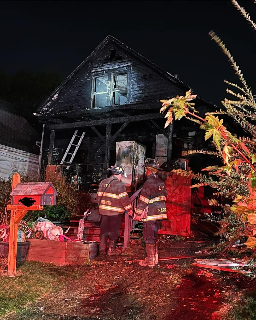 Dos personas murieron tras un incendio en una vivienda en la calle E 52, justo al sur de la...