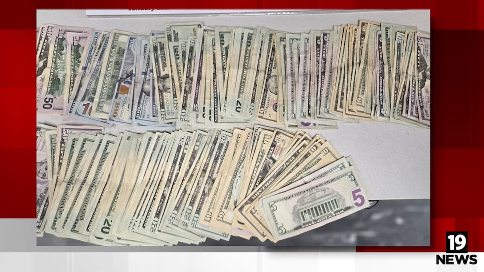 La Policía tambien incaúto un apistola y más de $4,000 dólares.