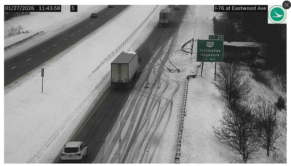 Dos camiones semirremolque se estrellaron contra una barrera de seguridad y terminaron entre...