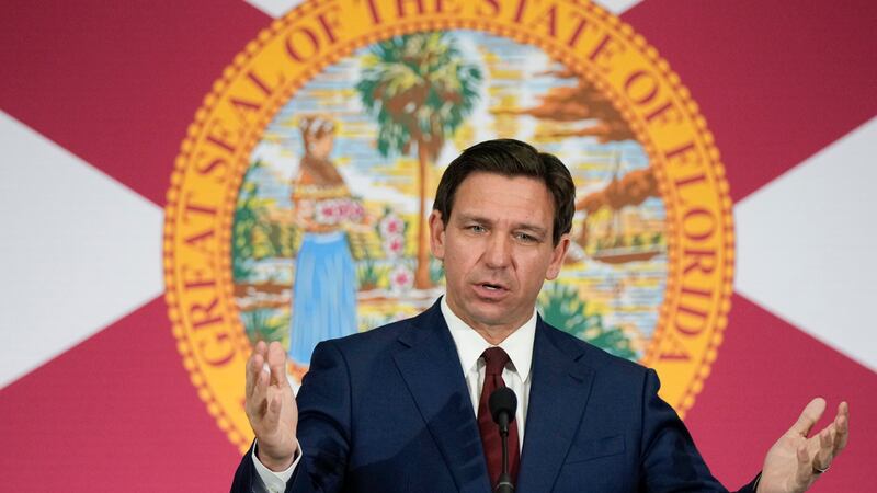 El gobernador de Florida, Ron DeSantis, durante una conferencia de prensa para firmar varias...