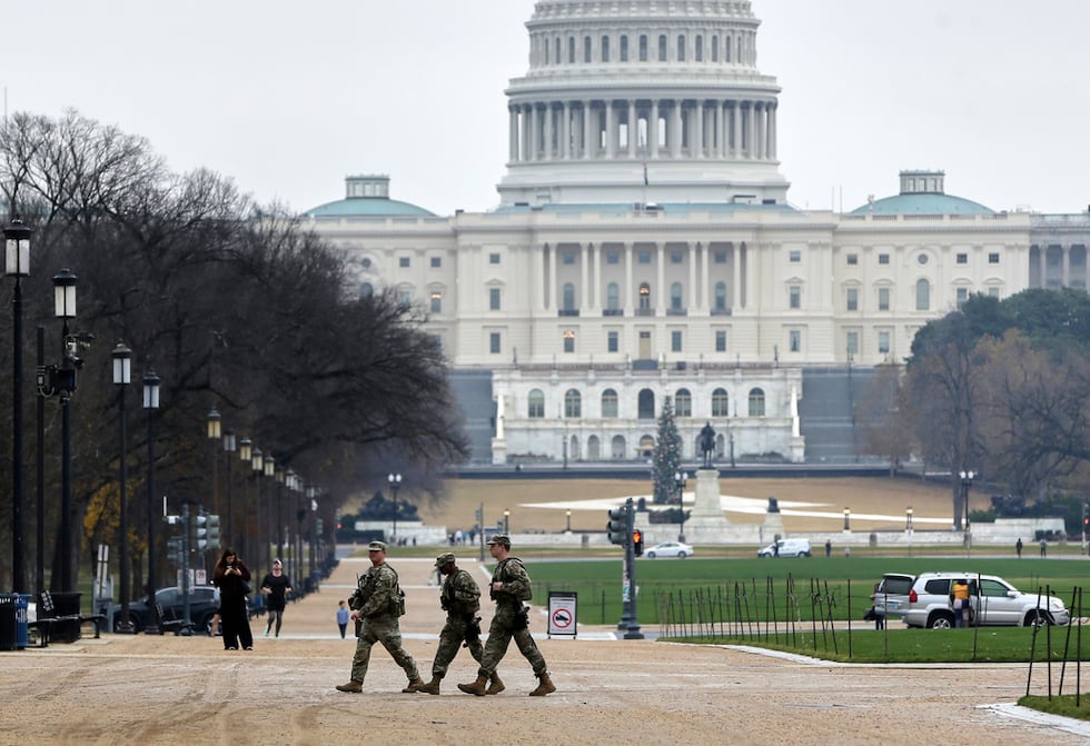Agentes de la Guardia Nacional patrullan el National Mall cerca del Capitolio de EEUU, el...