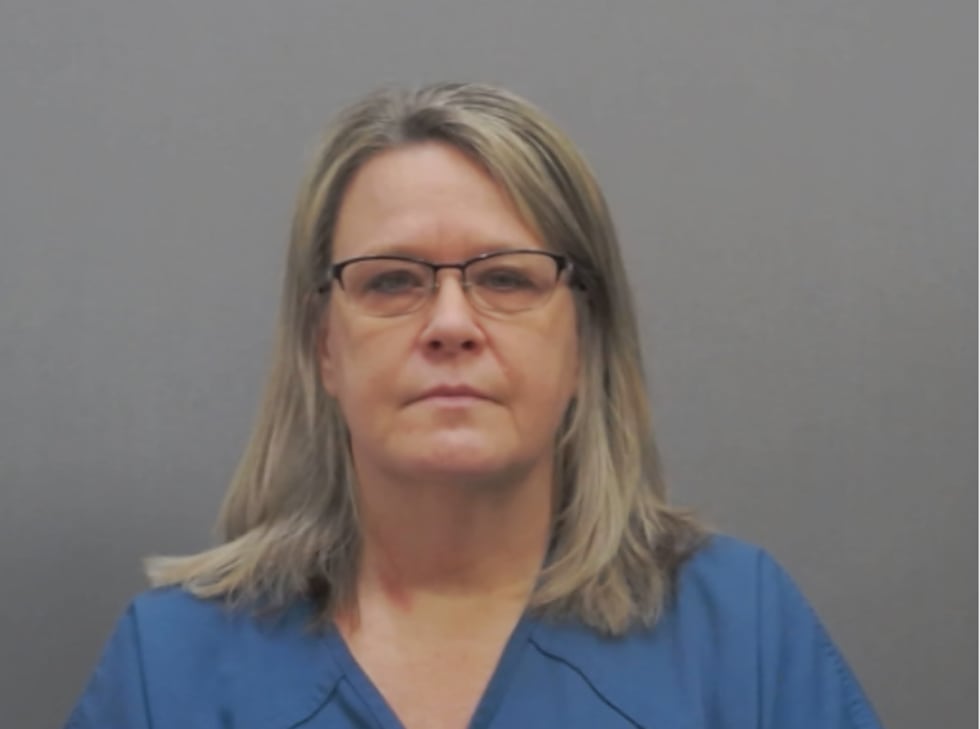 Christina Williams, de 51 años, ha sido arrestada y acusada formalmente de 56 cargos de robo...