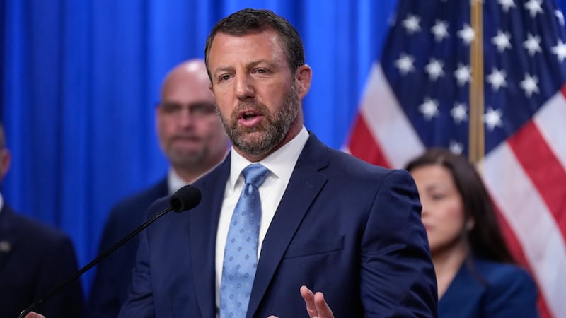 El secretario de Seguridad Nacional de Estados Unidos, Markwayne Mullin, habla en una...