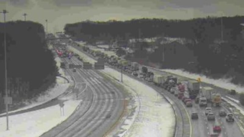 Un choque de 23 vehículos cerró la I-77 en dirección norte en el condado de Summit el martes...