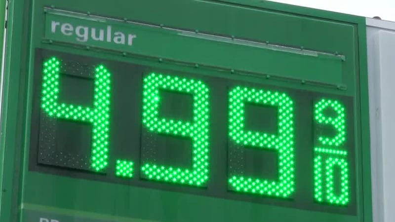 Los precios de la gasolina aumentan nuevamente en el noreste de Ohio a casi $5 por galón el...