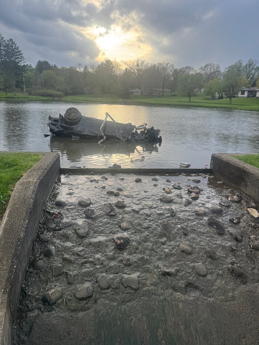 3 personas expulsadas de un auto volcado tras caer en un estanque en Canton (Departamento de...