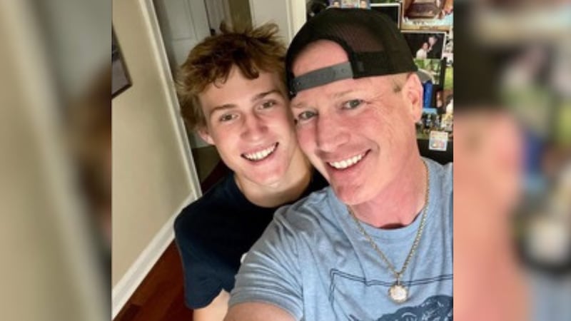 La investigación reveló que Delano Middleton, de 48 años, se dirigía a salir de la tienda...