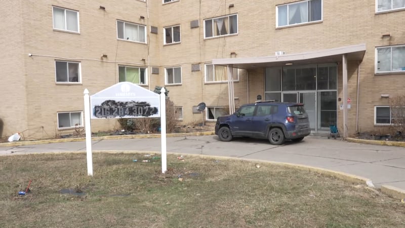 El jefe de bomberos de East Cleveland solicitó a los inquilinos del edificio en Taylor Road...