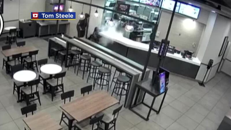 Un Taco Bell de Dallas está siendo demandado por dos clientes que afirman que un empleado los...