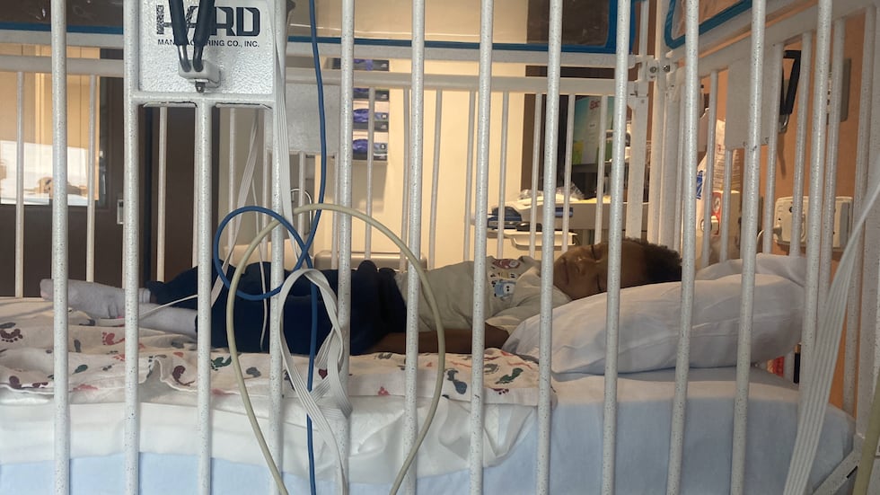 Una madre de Cleveland afirma que su hijo pequeño fue hospitalizado debido al moho en su...