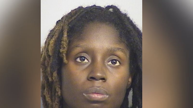 La madre del bebé, Ja’keisa Knox, de 29 años, enfrenta un cargo por delito grave de abuso...