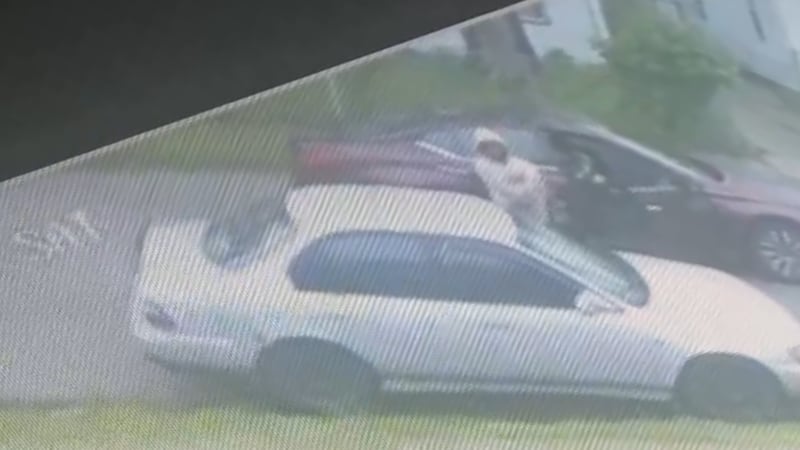 Video capta a sospechoso rompiendo ventanas de auto en Linndale